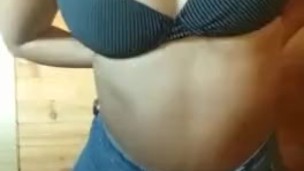 Hermosa le envia video hot a su compañero 