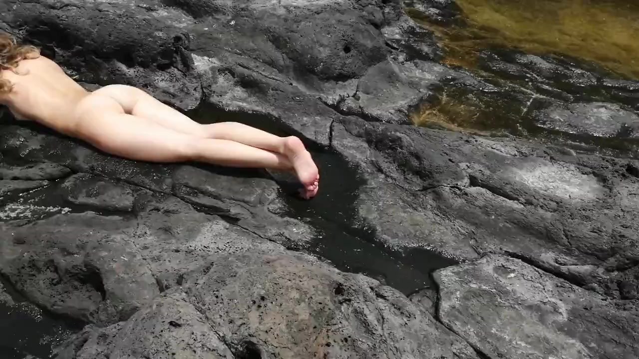 Outdoor peeing over my pretty ass - RedTube