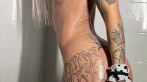 Милая коровка в душе 🐮