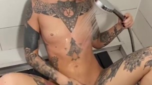 Татуированная девушка играется в душе с киской😈