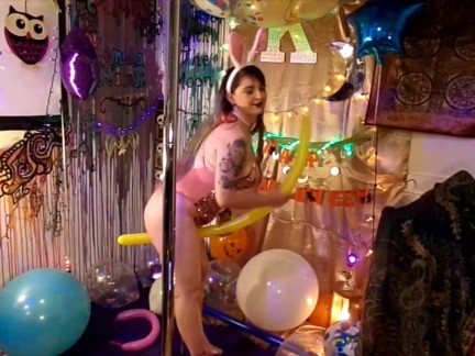 HD LOONER Fuck Bunny plays with her big balloons! +100 Balloons B2P Suck Fucked&Pussy stuffed to cum