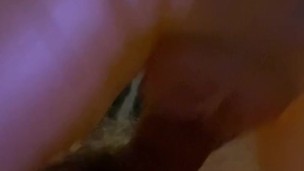 Ma poupée me chevauche sur mon lit