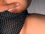 Gostosa da bunda perfeita cavalgando até gozar na bucetinha 2/16