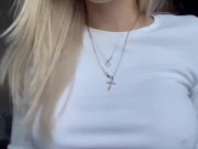 Блондинка с огромной грудью сексуально ест банан 1/16