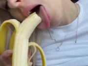 Блондинка с огромной грудью сексуально ест банан 10/16