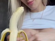 Блондинка с огромной грудью сексуально ест банан 11/16