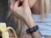 Блондинка с огромной грудью сексуально ест банан 15/16
