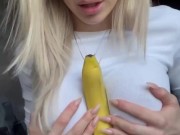 Блондинка с огромной грудью сексуально ест банан 3/16