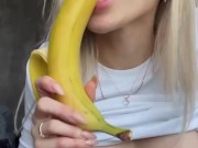 Блондинка с огромной грудью сексуально ест банан 6/16