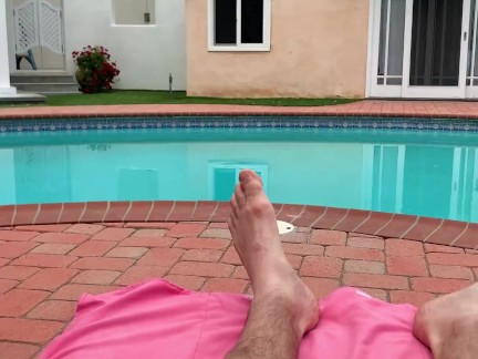 Big Boobs Bikini Babe SKYLAR SNOW is working hard on that dick