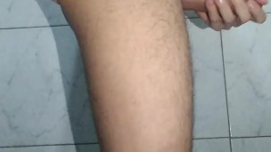 se masturbando e dedando seu cuzinho