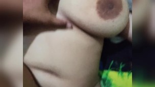 Minha amiga ninfomaníaca, quando o pai dela está ausente, me chama para fazer sexo.