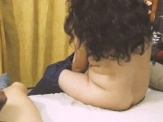 Hermosa prostituta iniciándose le mama la verga a cliente sin condon  y se la folla 10/16