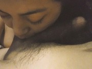 Hermosa prostituta iniciándose le mama la verga a cliente sin condon  y se la folla 3/16