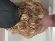 СПУСТИЛ МОЧУ НА ВОЛОСЫ  БЛОНДИНКИ