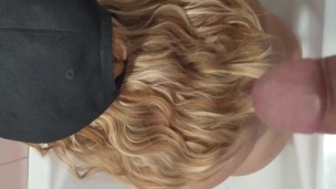 СПУСТИЛ МОЧУ НА ВОЛОСЫ  БЛОНДИНКИ