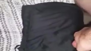 ME MASTURBO Y TIRO MUCHO SEMEN CON MI PENE GRANDE SOY 