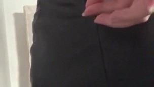 Je retire ma jupe en cuir et je te montre mon cul