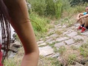 HUNT4K Le sexe en extérieur avec un chasseur se termine pour une brune bronzée avec une éjaculation 12/16