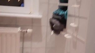 Man komt klaar op toilet