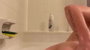 Hot blonde shaking her fat ass in the bathtub 