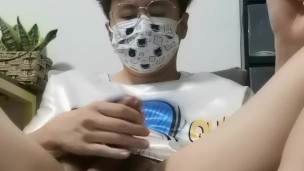 かわいい男の子はマッサージオイルに夢中になり、射精します