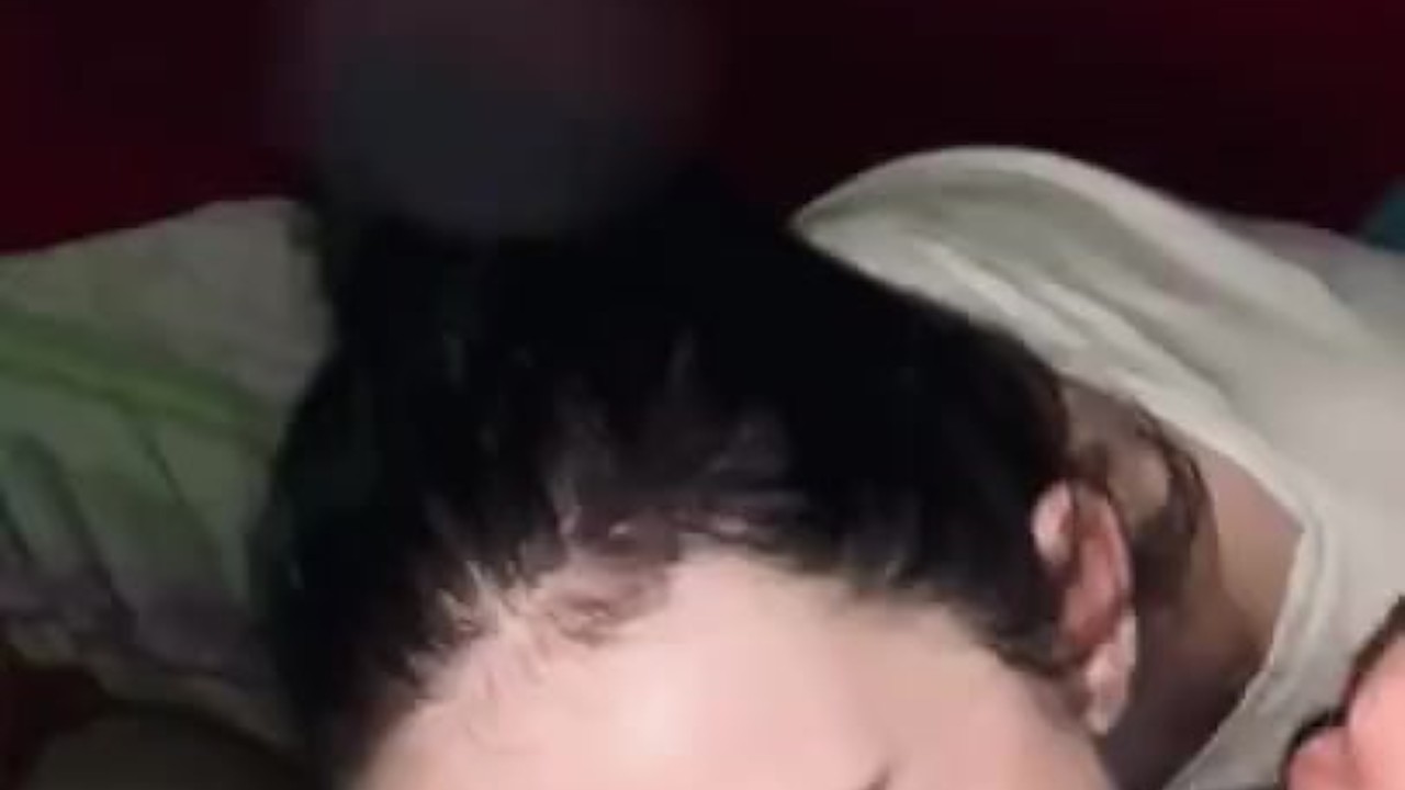  Jovencita de 18 años chupando polla con semen en la cara - Video de sexo gratis - RedTube