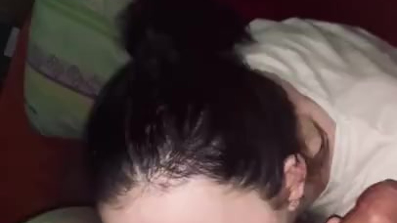  Jovencita de 18 años chupando polla con semen en la cara - Video de sexo gratis - RedTube