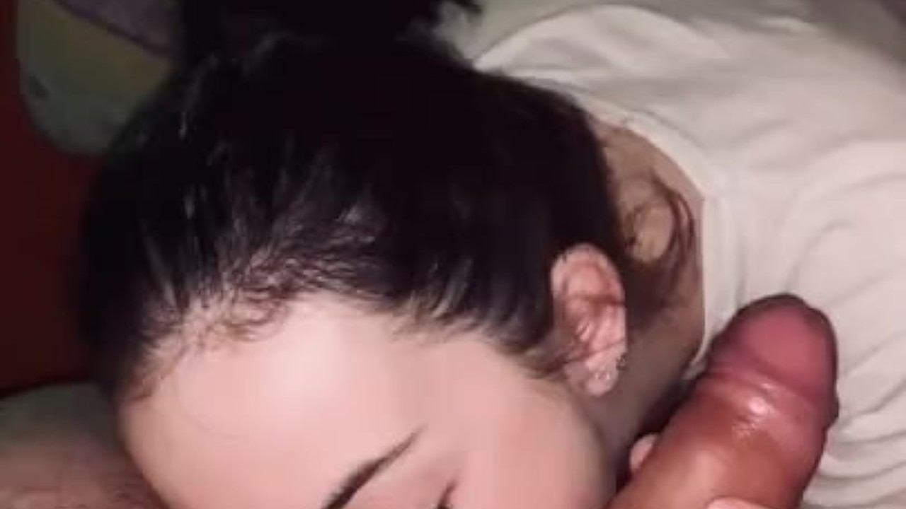  Jovencita de 18 años chupando polla con semen en la cara - Video de sexo gratis - RedTube
