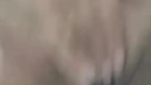 Pequeña mujer hermosa se masturba en su cuarto hasta que gime de placer