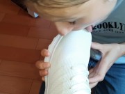 Мои кроссовки такие белые, потому что их облизывает моя девушка - lesbian_illusion 1/16