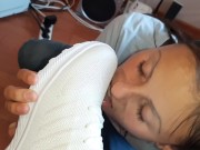 Мои кроссовки такие белые, потому что их облизывает моя девушка - lesbian_illusion 2/16