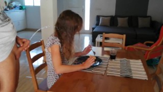 彼女が朝食を持っている間、私は私のガールフレンドに小便をします