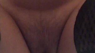 Petite brunette utilise son gros gode 