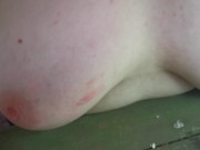 Nackte Titten und Arsch schlagen in der Picnichüttel 9/16