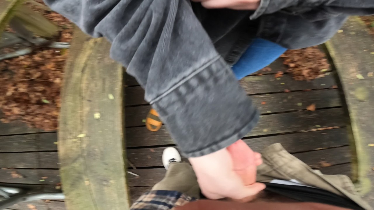 Friend makes me cum in public park - RedTube