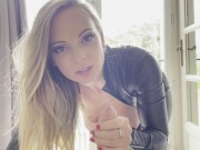 Je le branle et le suce avec ma combinaison en Latex 8/16