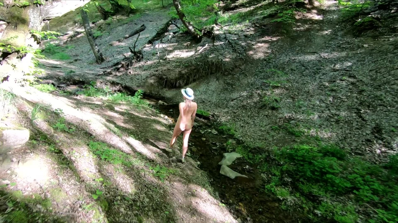 FKK-Mädchen geht in den Wald - RedTube->