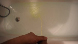 Je pisse dans son bain
