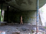 Девушка-эксгибиционистка прогуливается по заброшенным зданиям 7/16