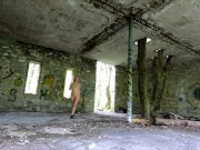 Девушка-эксгибиционистка прогуливается по заброшенным зданиям 8/16