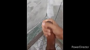 Una pajita en el baño. Quien quiere leche?