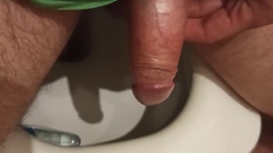8 утра. Хочется и трахаться. 8 а.м. I want to piss and jerk off.