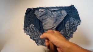 ありさちゃん（24）大学院生のパンツに少量射精　