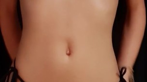  Passando Óleo no Corpo