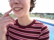 Urlaubsflirt eskaliert - AO-Sex am Hotelpool ! Hoffentlich erwischt mich keiner! 3/16