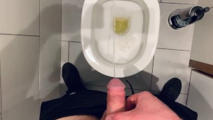 Do like that to feel the pleasure! Desperate pee and handjob ! British big cock.