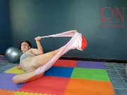 A girl without panties is engaged in yoga. The athlete takes off yoga leotards and shows her pussy. 10/16