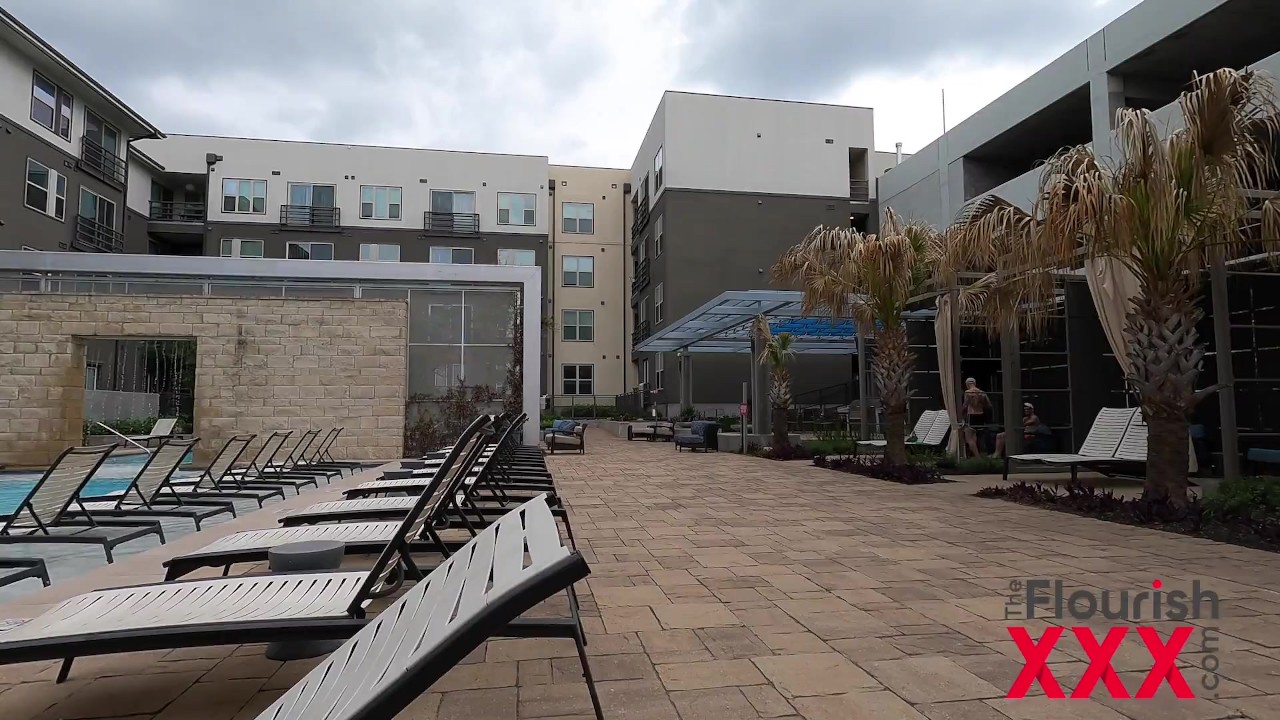 Masturbação à beira da piscina pega Ally Cooper em mãos vermelhas e boquete enorme - Vídeo de sexo grátis - RedTube