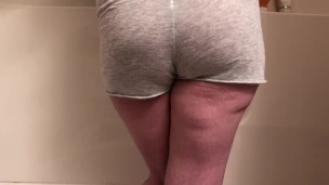 Gamer Girl Struggles to Hold Piss